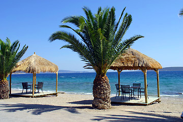 Peloponnes Strand und Sonnenschirm