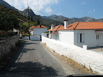 Dorfstrasse Kyparissi mit Bergen im Hintergrund