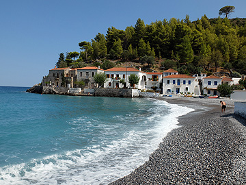 Kyparissi Hafen mit Blich auf Strand und Häuser