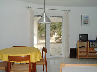 Wohnung Grisokambos von innen mit Blick auf Terrasse