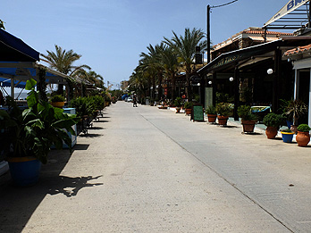 Gialova Straße an der Uferpromenade