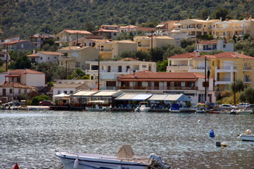 Korfos Hafen mit Tavernen