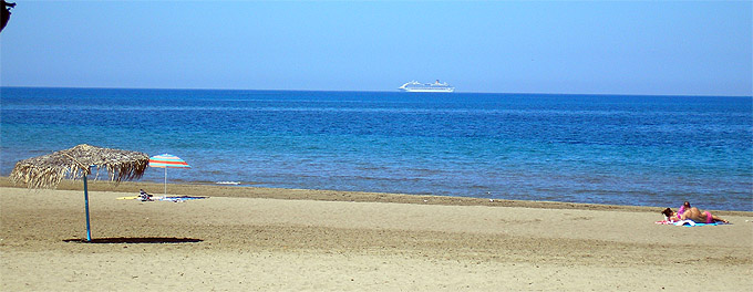 Strand Camping Palouki mit Kreuzfahrtschiff im Hintergrund