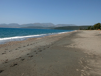 Sandstrand von Mavrovouni am Camping Gythio Bay