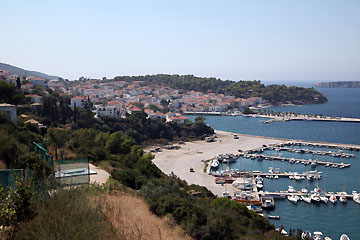 Pylos in Messenien im Westen des Peloponnes - Blick von oben mit Hafen