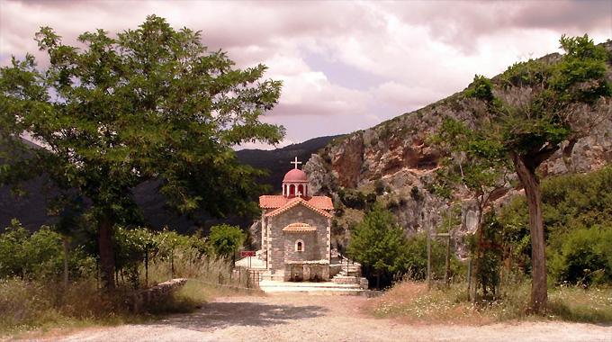 Parkplatz mit Kapelle bei Kloster Prodromou